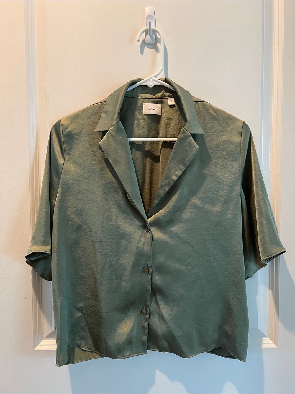 Aritzia Wilfred Olive Green Notch-Collar Short-Sleeve Button-Up. Size Small.